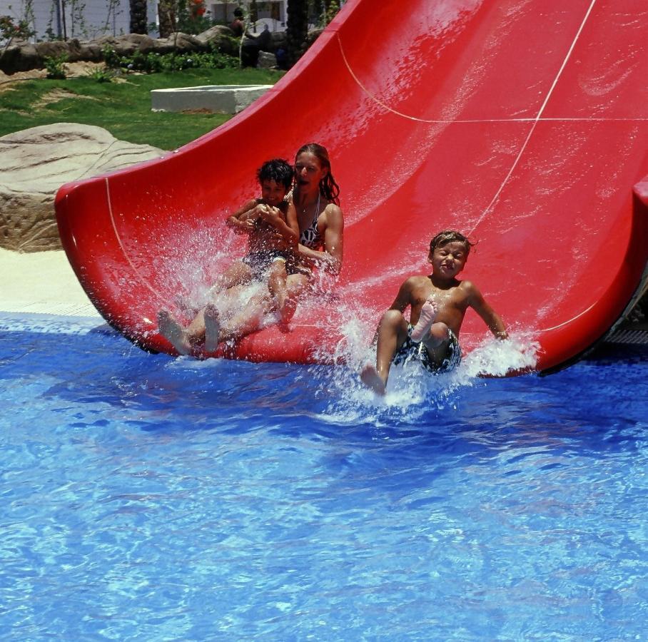 Отель Sharm Dreams Vacation Club - Aqua Park Экстерьер фото A water slide