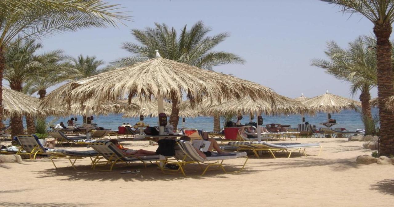 Отель Sharm Dreams Vacation Club - Aqua Park Экстерьер фото Tourists on the beach at Sharm El Sheikh