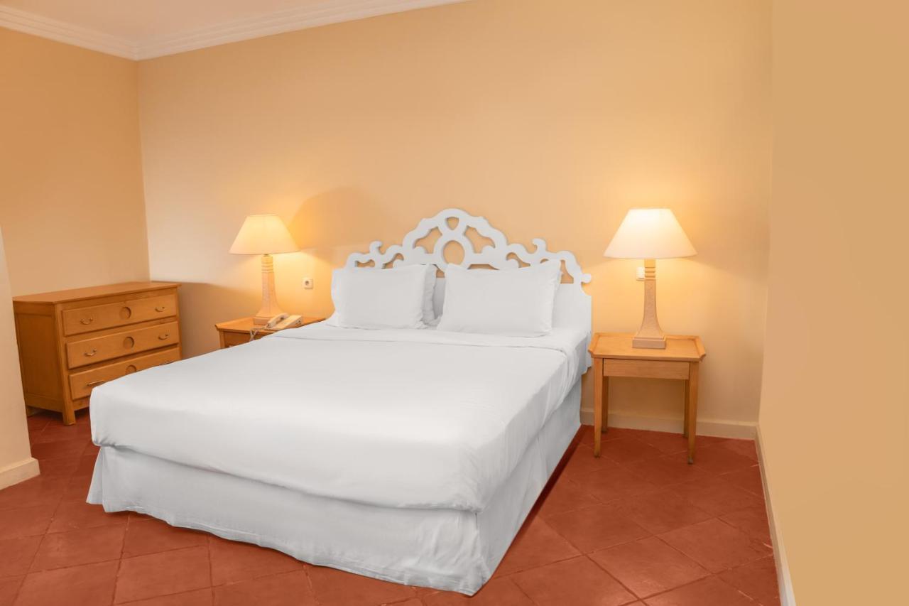 Отель Sharm Dreams Vacation Club - Aqua Park Экстерьер фото A bed with a bed skirt