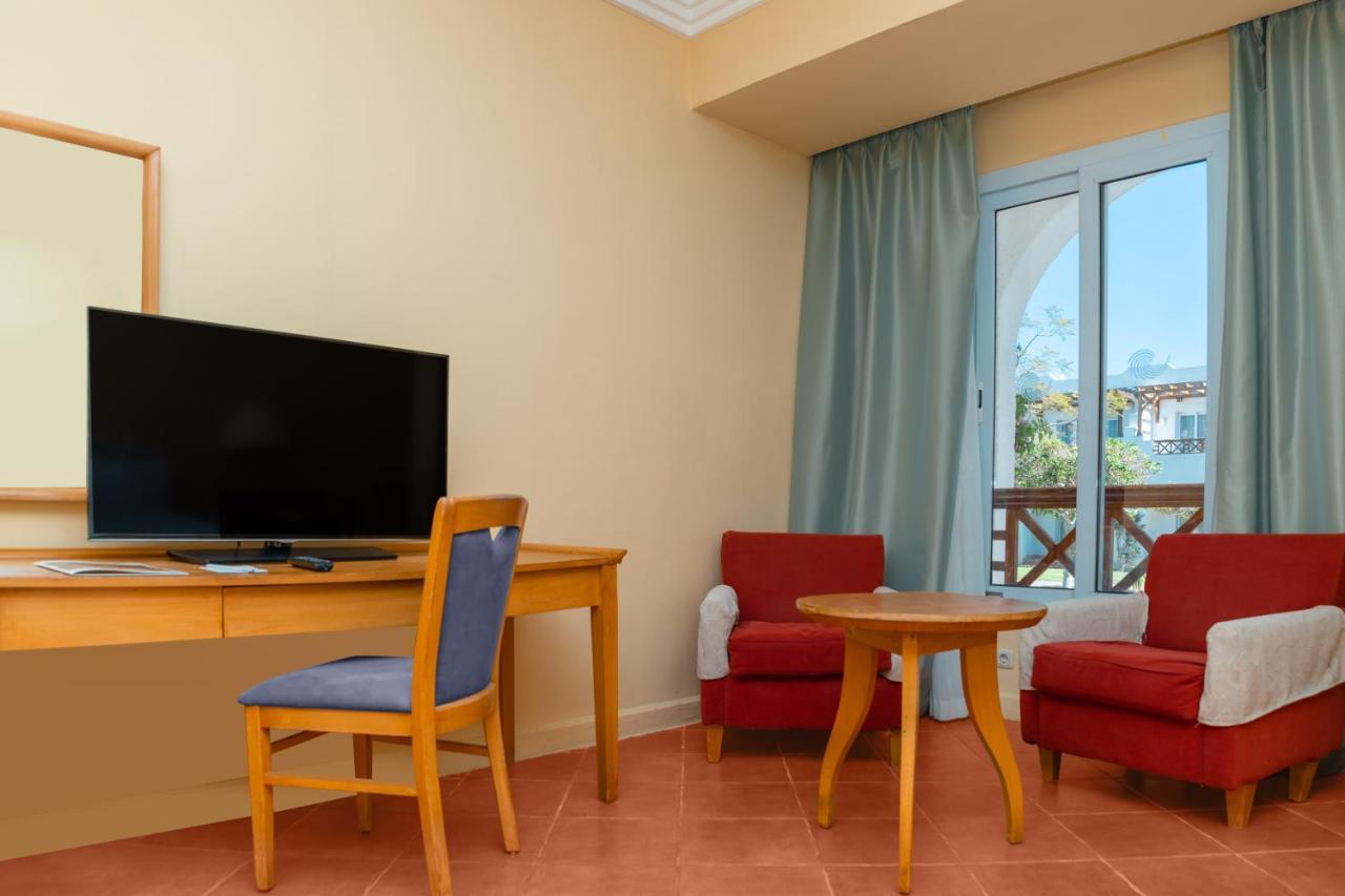 Отель Sharm Dreams Vacation Club - Aqua Park Экстерьер фото A room at the hotel