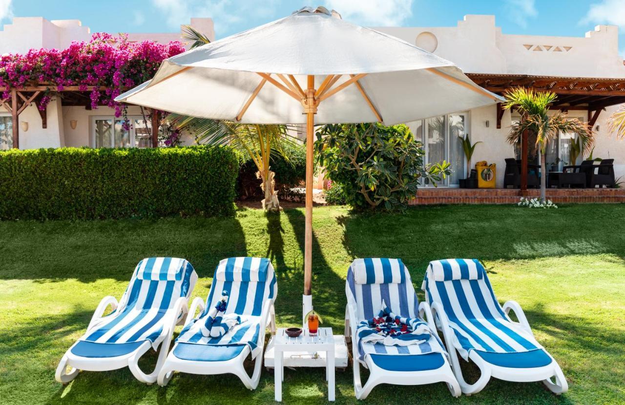Отель Sharm Dreams Vacation Club - Aqua Park Экстерьер фото A patio umbrella